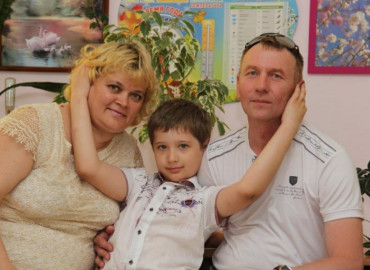 "Научить ребенка вновь доверять людям": история семьи из Свердловской области, которая больше 10 лет воспитывает приемного сына